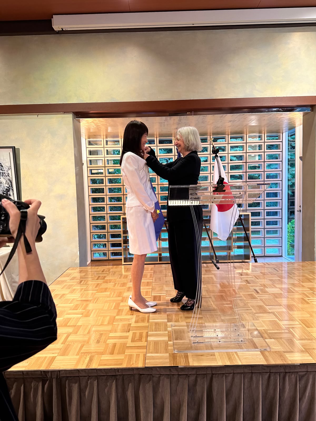 La remise des insignes de chevalier de l’Ordre national de la Légion d’honneur à 𝗠𝗮𝗱𝗮𝗺𝗲 𝗝𝘂𝗻𝗸𝗼 𝗔𝗱𝗮𝗰𝗵𝗶.